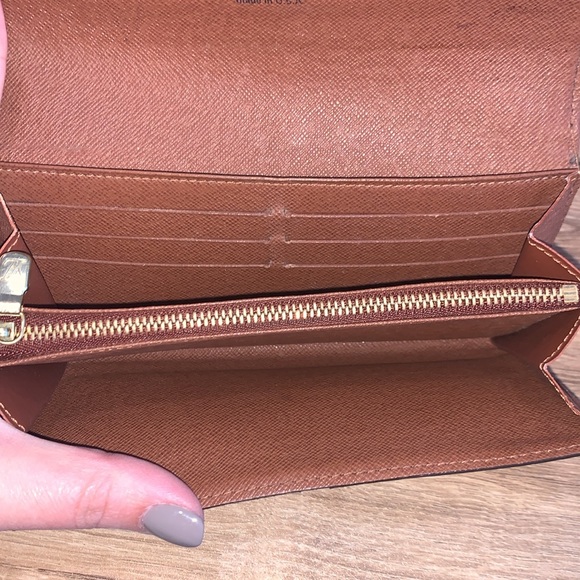 Louis Vuitton Monogram Sarah Wallet - Picture 2 of 16